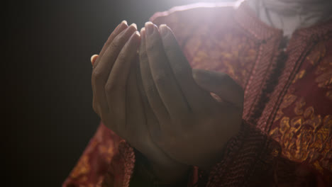 Nahaufnahme-Einer-Studioaufnahme,-Die-Die-Hände-Einer-Muslimischen-Frau-Mit-Hijab-Beim-Beten-Zeigt